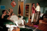 H&auml;tte Jim (Jason Biggs, l.) doch nur abgesperrt: Mitten im Liebesspiel mit Natalie (Joelle Carter, 2.v.l.), platzen seine Eltern (Molly Cheek, 2.v.r. und Eugene Levy, r.) ins Zimmer ...