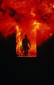 Eine Serie mysteri&ouml;ser Brandstiftungen ersch&uuml;ttert Chicago. Bei seinen Untersuchungen trifft Brandinspektor Rimgale auf die Br&uuml;der McCaffrey, zwei Spezialisten der h&auml;rtesten Feuerwehr-Truppe des Landes.