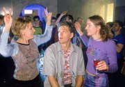 Nikola (Mariele Millowitsch, l.) und Schmidt (Walter Sittler) versuchen auf der Rave-Party einander an Dynamik zu &uuml;berbieten. Christine (Karo Guthke) beobachtet das Tanzduell am&uuml;siert...