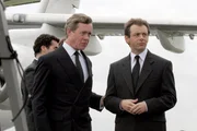 Der Leichnam der Prinzessin wurde nach England &uuml;berf&uuml;hrt: Tony Blair (Michael Sheen, re.) und Prinz Charles (Alex Jennings, li.) haben sich dazu auf dem Flugplatz eingefunden.