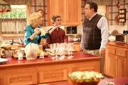 "Die Goldbergs", "Und anschlie&szlig;end Thanksgiving." Thanksgiving steht vor der T&uuml;r. Beverly &uuml;berredet Murray, seinen Vater zum Familienessen einzuladen. Der ist von dem Vorschlag nicht sehr begeistert, schlie&szlig;lich ist das Verh&auml;ltnis der beiden nicht das Beste. Inzwischen wetteifern Barry und Erica darum, wer die ehrenvolle Aufgabe des Thanksgiving Toasts &uuml;bernehmen darf. Im Bild (v.li.): Wendi McLendon-Covey (Beverly Goldberg), George Segal (Pops), Jeff Garlin (Murray Goldberg).