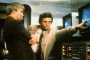 Inspektor Columbo (Peter Falk, re.) f&uuml;hrt Harold van Wyck (Oskar Werner) in seinem Kontrollraum noch einmal den Mord vor.