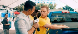 Lenny (Chris Gann) interviewt Kyle (Joe Cole, re.).