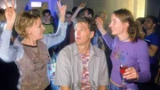 Nikola (Mariele Millowitsch, l.) und Schmidt (Walter Sittler) versuchen auf der Rave-Party einander an Dynamik zu &uuml;berbieten. Christine (Karo Guthke) beobachtet das Tanzduell am&uuml;siert...