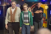 Ben "Pop-Pop" Goldberg (Judd Hirsch, l.); Adam Goldberg (Sean Giambrone, r.)