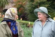 Die K&ouml;nigin (Helen Mirren, l.) und ihre Mutter, die Queen Mum, die ebenfalls Elizabeth hei&szlig;t (Sylvia Syms). Elizabeth sucht Rat bei der Mutter auf einem Spaziergang nahe Balmoral. Noch nie wurde das Bestehen der Monarchie derart in Frage gestellt wie in der Woche nach Dianas Unfalltod.