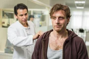 Stefan Vollmer (Hendrik Duryn, r.) wird von Karin's Freund Dr. Christoph Neumann (Florian M. Odendahl) im Krankenhaus angesprochen.