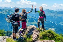 Madison (Felice Ahrens, rechts) mit ihren Freunden Vicky (Emilia Warenski, Mitte) und Jo (Yanis Scheurer, links) auf dem Gipfel