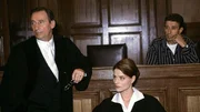 Oberstaatsanwalt Lotze (Henry van Lyck, li.) versucht die Argumente der Verteidigerin (Susann Uplegger) von Brandt (Rolf Zacher) zu entkr&auml;ften.