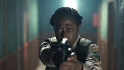 Tabby (Nikki Amuka-Bird) muss sich verteidigen, als die Polizeiwache pl&ouml;tzlich unter Beschuss steht.