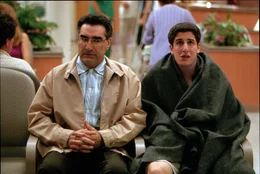 Jim (Jason Biggs, r.) stolpert von einer Peinlichkeit in die n&auml;chste ... wie immer steht ihm sein Vater (Eugene Levy, l.) verst&auml;ndnisvoll zur Seite.