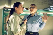 Walter (Katy Karrenbauer, li.) bedroht Annika (Sylwia von Wildburg) und nimmt sie als Geisel.