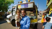 Autorikscha-Fahrerin Hemlata Singh mit ihrer Tochter.