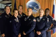 Der US-Pr&auml;sident beauftragt das Team (v.l.) Gus Partenza (Jon Favreau), eine Astronautin (Darsteller nicht zu ermitteln), Mikhail Tulchinsky (Aleksandr Baluev), Oren Monash (Ron Eldard), Capt. Tanner (Robert Duvall) und  ein Astronaut (Darsteller nicht zu ermitteln) des Raumschiffs "Messiah", den gewaltigen Kometen an der Erde vorbeizulenken.