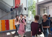 Kasimir (Sinan El Sayed) hat seinen ersten Schultag im pinken Kleid.