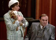 Trudi Roth als Adele Wehrli, Christoph Sommer als Dr. Wilhelm Wehrli; B&uuml;rgerb&uuml;ro Enver Berisha Folge 7 Kurze Unterhaltung: Trudi Roth als Adele Wehrli, Christoph Sommer als Dr. Wilhelm Wehrli.