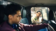 Monty (Zack Morris) ist nicht begeistert davon seine Mutter (Nikki Amuka-Bird) zur Arbeit aufs Polizeirevier zu begleiten.