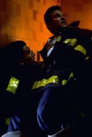 Brian (William Baldwin, l.) versucht verzweifelt, seinen Bruder Stephen McCaffrey (Kurt Russell, r.) aus den Flammen zu befreien &hellip;; Brian (William Baldwin, l.) versucht verzweifelt, seinen Bruder Stephen McCaffrey (Kurt Russell, r.) aus den Flammen zu befreien