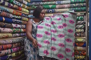 Auf dem Dantopka-Markt im beninischen Cotonou werden au&szlig;ergew&ouml;hnliche Textilien angeboten: ornamentreiche, wertvolle Batik-Stoffe f&uuml;r &bdquo;Pagne&ldquo;-Gew&auml;nder.
