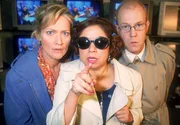 Rita (Gaby K&ouml;ster, l.), Gisi (Franziska Traub) und Schumann (Lutz Herkenrath) sind in geheimer Mission im Computermarkt unterwegs. Gisi hat was entdeckt! Rita und Schumann schauen ganz gebannt auf das Beweisst&uuml;ck.