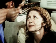 Verzweifelt wendet sich die ehemalige Filmschauspielerin Helen Howell (Edith Fellows), die von einem Gangster-Syndikat verfolgt wird, an Nick Ryder (Joe Penny)