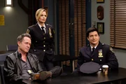 (v.l.n.r.) Keith "Der Geier" Pembroke (Dean Winters); Madeline Wuntch (Kyra Sedgwick); Jason Stentley (Ken Marino)