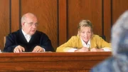 Rita (Gaby K&ouml;ster) versucht durch intensive Befragung herauszufinden, ob die Angeklagte nicht doch unschuldig ist. Richter Koss (Jochen Senf) h&ouml;rt sich ihre Ausf&uuml;hrungen in Ruhe an.