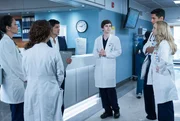 V.l.: Dr. Audrey Lim (Christina Chang), Dr. Neil Melendez (Nicholas Gonzales), Dr. Shaun Murphy(Freddie Highmore), Jared (Chuku Modu) und Dr. Morgan Reznick (Fiona Gubelmann)