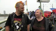 Die Punks Lausi (re.) und Paddy aus Bremerhaven sind zum Christopher Street Day nach Köln gereist. Dort wollen sie ihr Glück versuchen und auf einem der begehrten Paradewagen mitfahren. Ob ihr Plan aufgeht? Die Punks Lausi (re.) und Paddy aus Bremerhaven sind zum Christopher Street Day nach Köln gereist. Dort wollen sie ihr Glück versuchen und auf einem der begehrten Paradewagen mitfahren. Ob ihr Plan aufgeht?