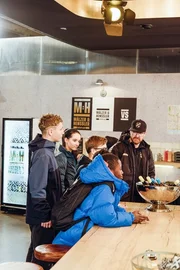 Ein Teil der Kinder-Fu&szlig;ballmannschaft des SC Teutonia mit ihrem Trainer.