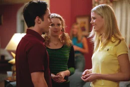 Kevin (Thomas Ian Nicholas, l.) trauert seiner Ex-Freundin Vicky (Tara Reid, r.) nach, die ihn letzten Sommer verlassen hat.