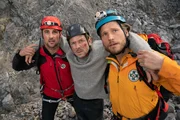 Die Bergretter Markus (Sebastian Str&ouml;bel, r.) und Simon (Ferdinand Seebacher, l.) haben Daniel Pfl&uuml;ger (Steffen Schroeder, M.) geborgen und warten nun auf die Rettung aus der Luft.