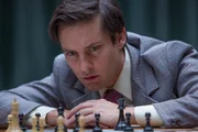 Schach-Genie Bobby Fisher (Tobey Maguire) &uuml;berlegt, welchen Zug er als n&auml;chstes machen soll.
