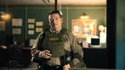 Chief Deputy Dennis Bailey (Chris Reilly) hat das Sagen auf der Polizeiwache in Clay County.