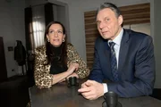 Gerner (Wolfgang Bahro) ist sich bei Katrin (Ulrike Frank) sicher, dass Zoe &uuml;berf&uuml;hrt wird.