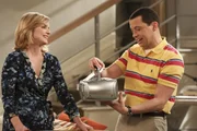 Alan (Jon Cryer, r.) beendet sein Beziehung zur Sozialarbeiterin, um wieder mit Lyndsey (Courtney Thorne-Smith, l.) zusammen zu sein. Doch ist das wirklich eine gute Idee?
