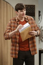 Ahnt nicht, dass er einen Fehler begeht, indem er sich von Ms. McMartin trennt: Walden (Ashton Kutcher) ... Ahnt nicht, dass er einen Fehler begeht, indem er sich von Ms. McMartin trennt: Walden (Ashton Kutcher) ...