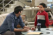 Nachdem Walden (Ashton Kutcher, l.) den kleinen Louis (Edan Alexander, r.) adoptiert hat, l&auml;sst er sich von Alan scheiden, obwohl dieser damit nicht wirklich einverstanden ist ...