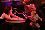Da Robin (Cobie Smulders, l.) Angst hat, Marvin auf den Arm zu nehmen, als sie mit ihm alleine ist, sucht sie sich bei Mike Tyson (Mike Tyson, r.) Hilfe ...
