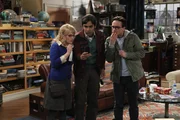Raj (Kunal Nayyar, M.) rutscht vor den anderen eine Bemerkung raus, die darauf schlie&szlig;en l&auml;sst, dass er homosexuelle Neigungen hat. Bernadette (Melissa Rauch, l.) und Leonard (Johnny Galecki, r.) sind schockiert ...
