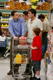 Charlie (Charlie Sheen, M.), der seinen Neffen nicht missen will, gew&auml;hrt Alan (Jon Cryer, l.) und Jake (Angus T. Jones, r.) erneut Asyl. Von nun an leben die zweieinhalb M&auml;nner zusammen unter einem Dach ...