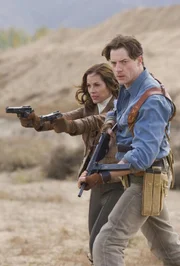 Das Ehepaar Evelyn (Maria Bello, l.) und Rick O'Connell (Brendan Fraser, r.) sind nach Shanghai gereist, um ein neues Abenteuer zu erleben ...
