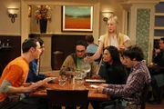 Bei einem gemeinsamen Abendessen erfahren Sheldon (Jim Parsons, l.), Rajesh (Kunal Nayyar, 2.v.l.), Penny (Kaley Cuoco, stehend) und Howard (Simon Helberg, r.), dass Leonard (Johnny Galecki, 3.v.l.) und Priya (Aarti Mann, 2.v.r.) eine Beziehung eingehen wollen ...