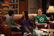 Trotz Verbot von Raj wollen Priya (Aarti Mann, M.) und Leonard (Johnny Galecki, l.) eine Beziehung eingehen. Sheldon (Jim Parsons, r.) ist dar&uuml;ber entsetzt ...