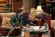 W&auml;hrend Priya m&ouml;chte, dass Penny (Kaley Cuoco, r.) nicht mehr so oft bei Leonard in der Wohnung ist, treibt Howard (Simon Helberg, l.) Sheldon (Jim Parsons, M.) mit einem Kartentrick in den Wahnsinn ...