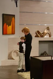 Bald muss Alan einsehen, dass seine Mutter Evelyn (Holland Taylor, r.) die gleichen Erziehungsfehler bei Jake (Angus T. Jones, l.) macht, die sie bereits bei ihm und seinem Bruder verbrochen hat ...