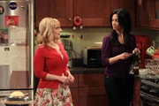 Penny benutzt Bernadette (Melissa Rauch, l.), um Leonard und Priya (Aarti Mann, r.) auszuspionieren. Doch geht das gut?