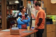 Raj (Kunal Nayyar, l.) versucht, seine Angstst&ouml;rung zu heilen und bittet Sheldon (Jim Parsons, r.) um Hilfe ...