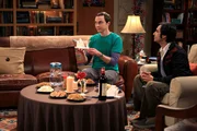 Raj (Kunal Nayyar, r.) ist genervt von dem n&auml;chtlichen Lautst&auml;rkepegel, den Leonard und Priya verursachen, und zieht deshalb kurzerhand bei Sheldon (Jim Parsons, l.) ein. Doch kann das gutgehen?