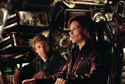 Auf Dr. Keyes (Aaron Eckhart, l.) und Pilotin Childs (Hilary Swank, r.) wartet eine nervenaufreibende Reise zum inneren Kern unseres Planeten ...